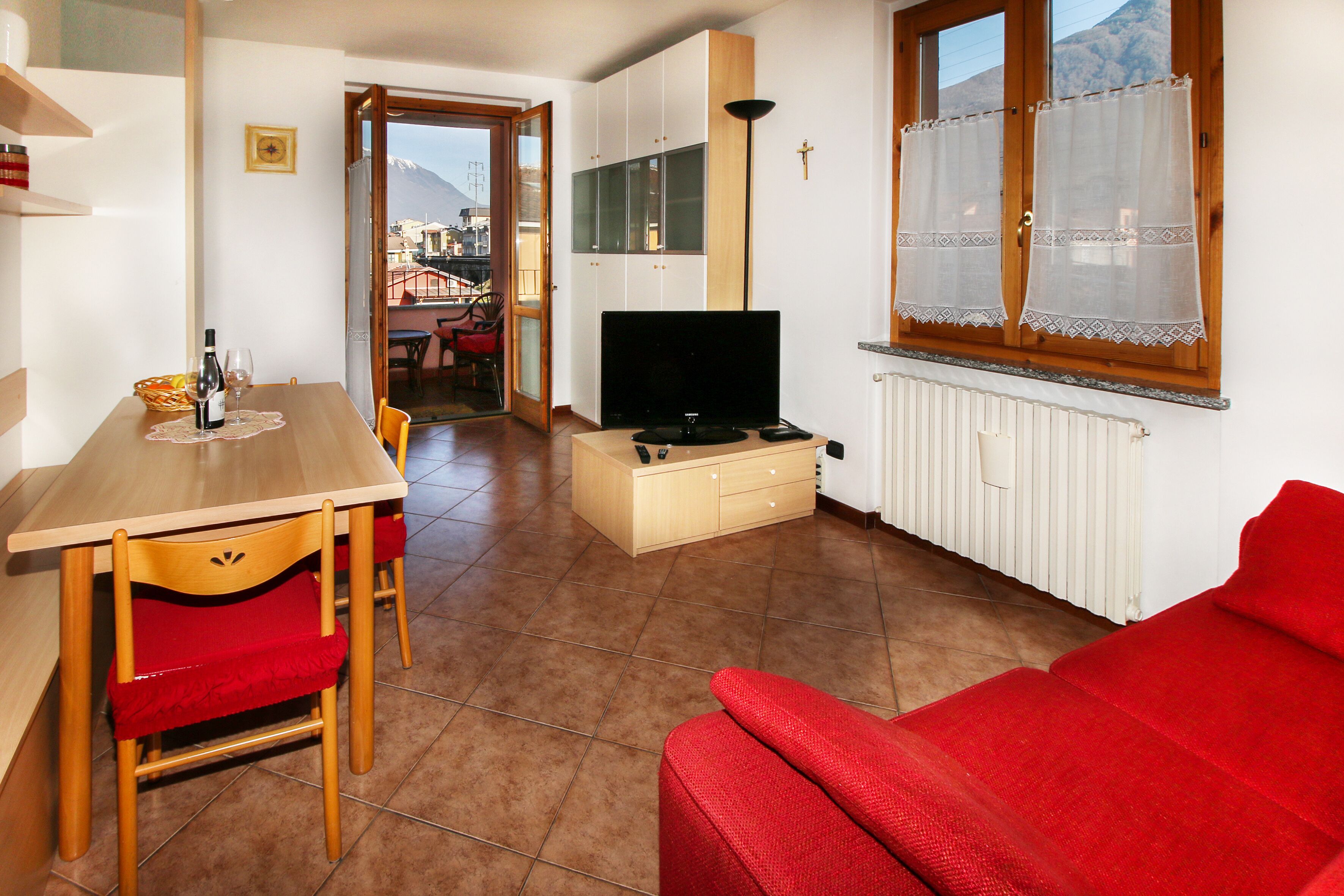 平板电视、书、办公室