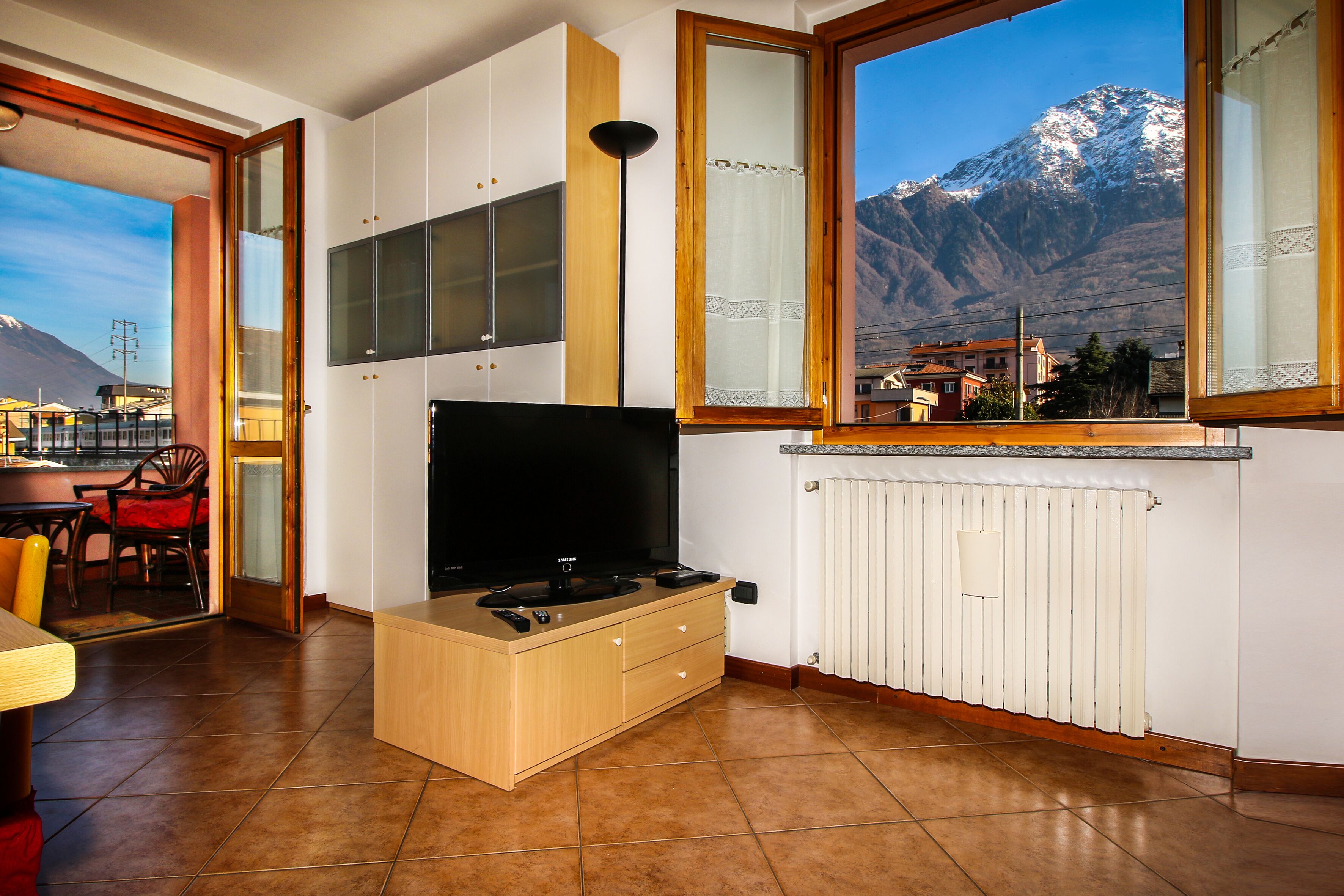 Flachbildfernseher, Bücher, Arbeitsbereiche