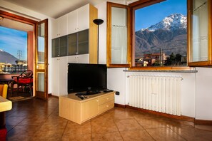 Télévision à écran plat, livres, espaces bureaux