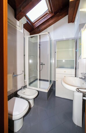 浴缸、風筒、坐浴桶、提供毛巾