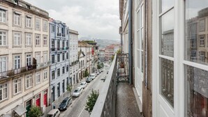 Une rue étroite bordée d’immeubles à plusieurs étages, offrant une vue dégagée sur la rue et dotée d’un trottoir pour les piétons.