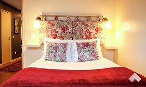 A bed with a floral headboard, two bedside lamps, and a red blanket. - Graca1 · Apartment 92 · Your Home in Lisbon (Lisbon)