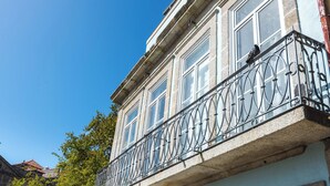 A building with a balcony featuring wrought iron railings and multiple windows. - Cord04 Blue House Apartment 4 Parking + Super Central (Porto)