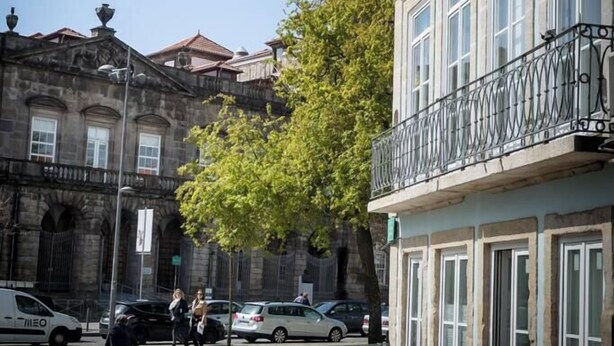 A street view with a building featuring a balcony with wrought iron railings. - Cord04 Blue House Apartment 4 Parking + Super Central (Porto)