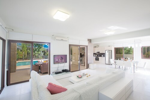 Villa Grace, Exquisite Protaras 4BDR Villa with Private Pool and Hot Tub