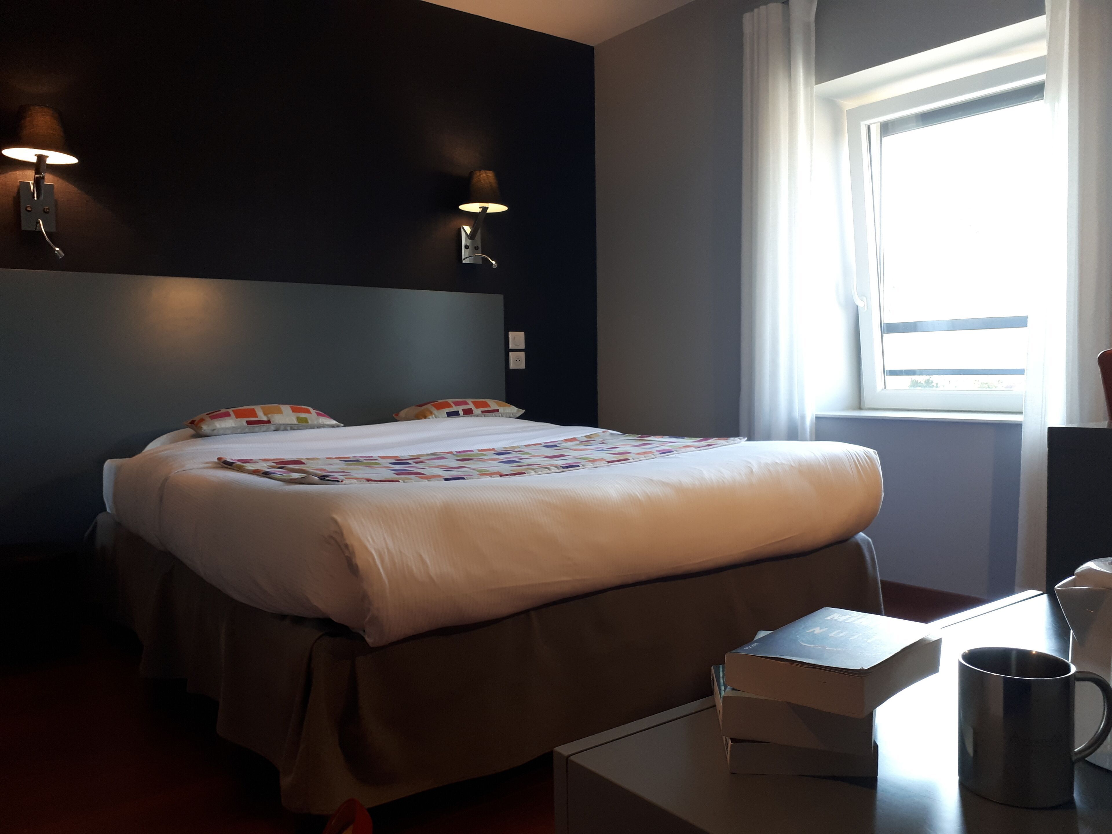 Roupas de cama premium, cofres nos quartos, escrivaninha