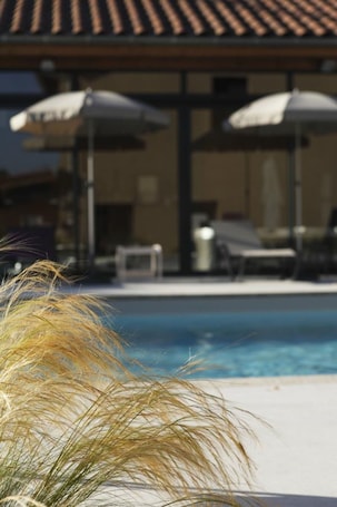 Seasonal outdoor pool, open 8:00 AM to 8:00 PM, pool umbrellas. Auberge Bressane de Buellas