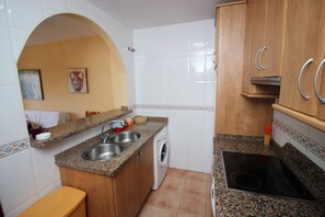 Combined shower/tub, bidet, towels, toilet paper