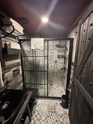 Luxury Double or Twin Room | Bathroom | Shower, rainfall showerhead, free toiletries, hair dryer - Sarigerme New Gate Hotel (Ortaca)