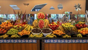 A fruit display with various types of fruits arranged in bowls and baskets. - Rose Resort Hotel (Kemer)