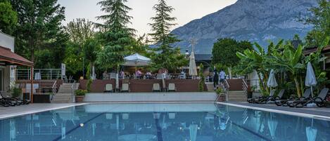 Piscina coperta, piscina all'aperto