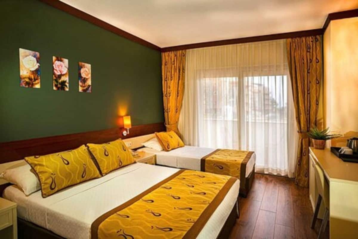 Minibar (free items), WiFi (surcharge), bed sheets
