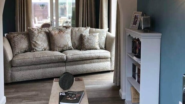 Un salon avec un canapé, une table basse et une bibliothèque.