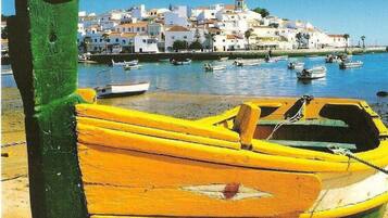 Vlak bij het strand, ligstoelen aan het strand