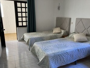 4 slaapkamers, een strijkplank/strijkijzer, reisbedje, gratis wifi