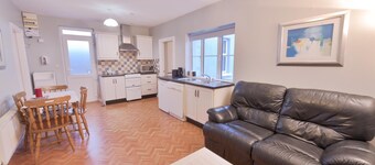 10mindrivecliffsofmoher-cozy2br-parking-wifi
