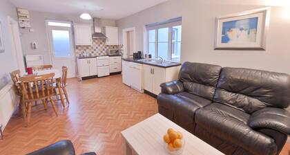 10mindrivecliffsofmoher-cozy2br-parking-wifi