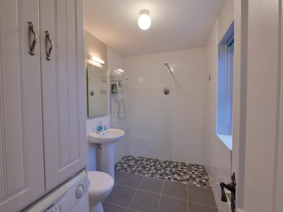 Apartment | Bathroom | Shower, hair dryer, towels