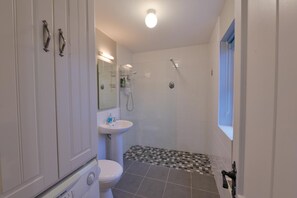 Apartment | Bathroom | Shower, hair dryer, towels