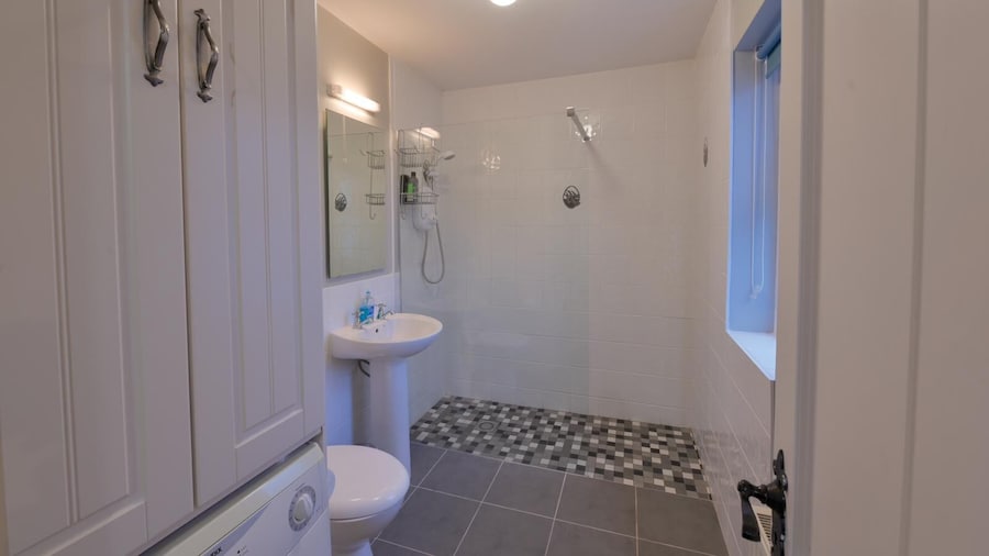 10mindrivecliffsofmoher-cozy2br-parking-wifi