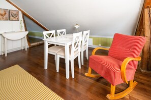 Ático, 1 cama de matrimonio (Apartment) | Colchones con acolchado adicional y tabla de planchar con plancha