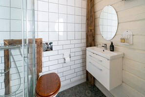 Shower, hair dryer, towels, soap - Ibsens B&B (Grimstad)