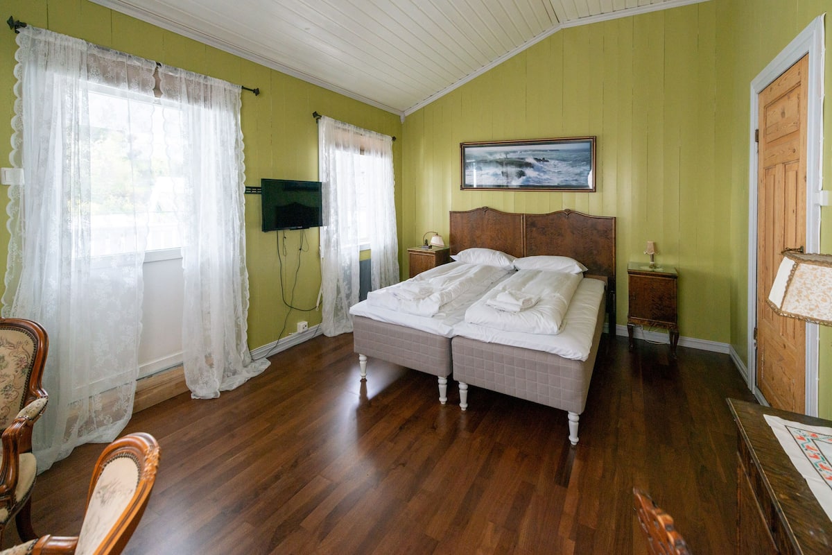 1 habitación, colchones con pillow-top y tabla de planchar con plancha