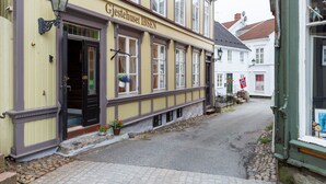 A building with a sign reading "Gjestehuset IBSEN". - Ibsens B&B (Grimstad)
