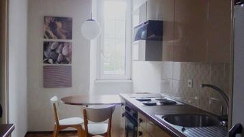 Kühlschrank, Ofen, Esstisch