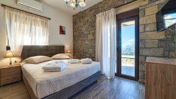 3 habitaciones, tabla de planchar con plancha y cuna de viaje