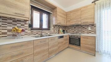 Een koelkast, een magnetron, een oven, een kookplaat