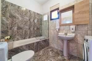 Badewanne, Haartrockner, Handtücher, Seife