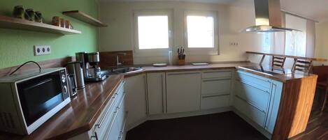 Comfort Apartment, 3 Bedrooms | Private kitchen | Fridge, microwave, stovetop, dishwasher