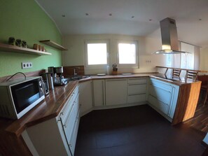 Comfort Apartment, 3 Bedrooms | Private kitchen | Fridge, microwave, stovetop, dishwasher