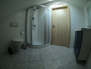 Comfort Apartment, 3 Bedrooms | Bathroom | Shower, hair dryer, towels - KraftQuelle (Kirchen)