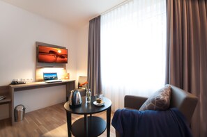 Quarto solteiro superior | Área de estar | TV de tela plana 32 polegadas com canais via satélite, TV