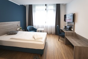 Quarto solteiro superior | Escrivaninha, quartos à prova de som, ferros/tábuas de passar roupa