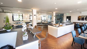 Desayuno buffet (EUR 13 por persona)