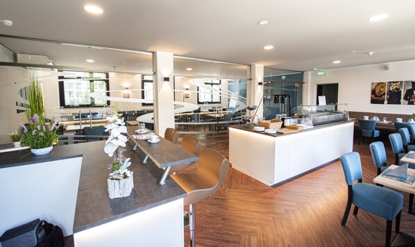 Café da manhã com buffet todos os dias (EUR 13 por pessoa)