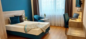Habitación individual económica | Escritorio, sistema de insonorización, tabla de planchar con plancha