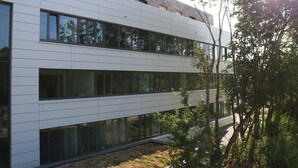 A modern building with large windows and a flat roof. - Hotel Garni Fischerfleck (Ismaning)