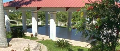 المنطقة المحيطة بالمنشأة