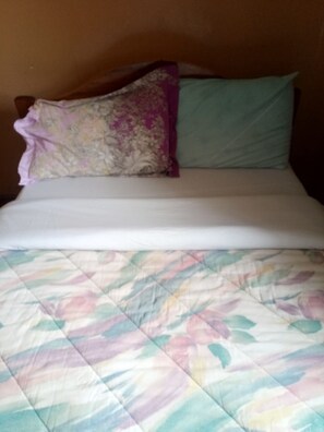 Escritorio, wifi gratis y ropa de cama 