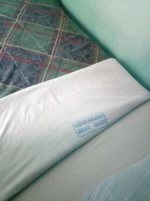 Habitació individual | Escriptori i roba de llit