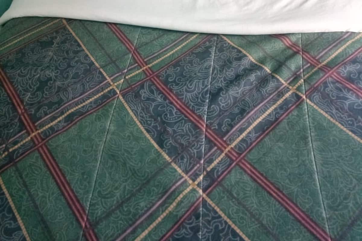 Single Room | Desk, bed sheets