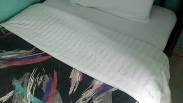 Single Room | Desk, bed sheets