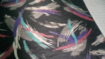 Single Room | Desk, bed sheets