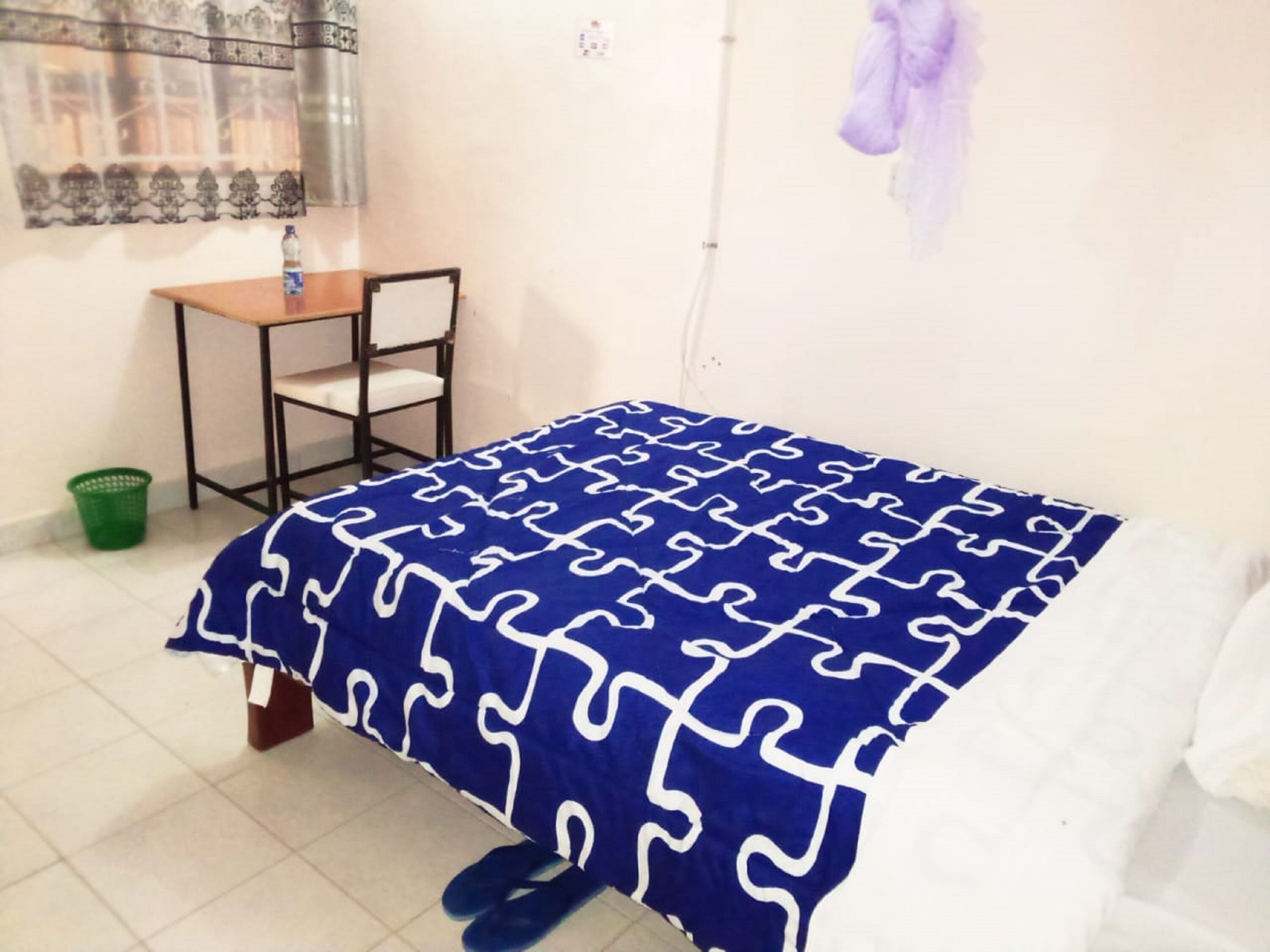 Escritorio, wifi gratis y ropa de cama 