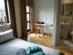 Habitación doble, baño privado, vistas parciales al lago | Escritorio, espacio para trabajar con un portátil, cortinas opacas