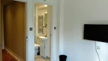 Een douche, een haardroger, handdoeken, zeep